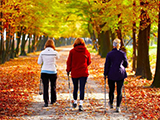 散步时多加1个动作，强身健体防骨折，帮你赶走身体7种疾病！
