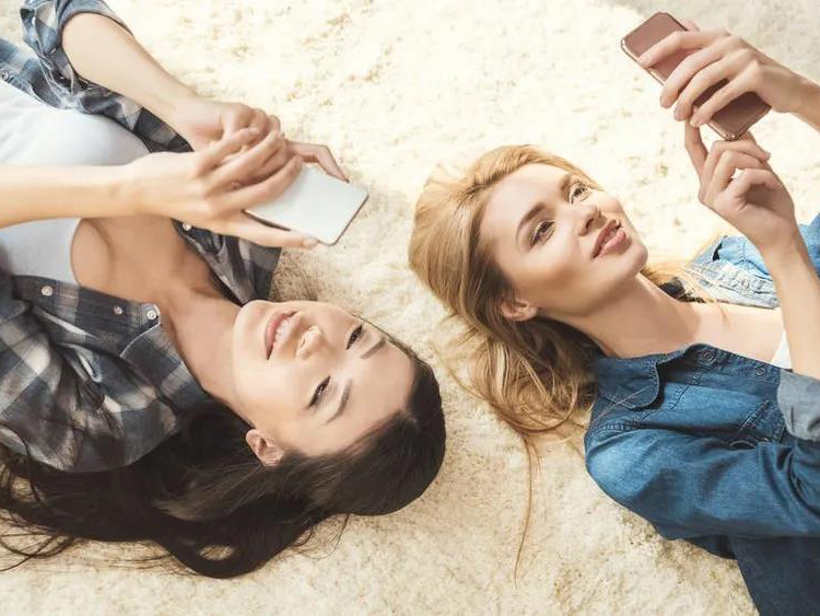 伤眼、伤颈椎、伤手，这种玩手机的姿势你还在做吗？