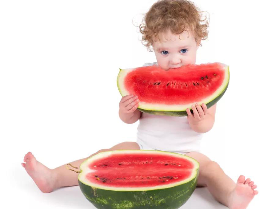 2岁宝宝高烧不退、呕吐！夏天这几种水果别乱给娃吃！附水果清单