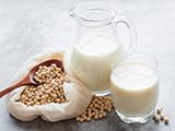 牛奶VS豆浆，营养大比拼！喝对了尿酸血脂都降，钙也补够了！