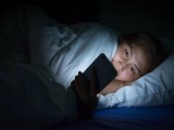 熬夜刷手机致2300度近视？这1类人最易中招！