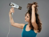 吹风机VS自然干，哪个更伤头发？实验给你答案